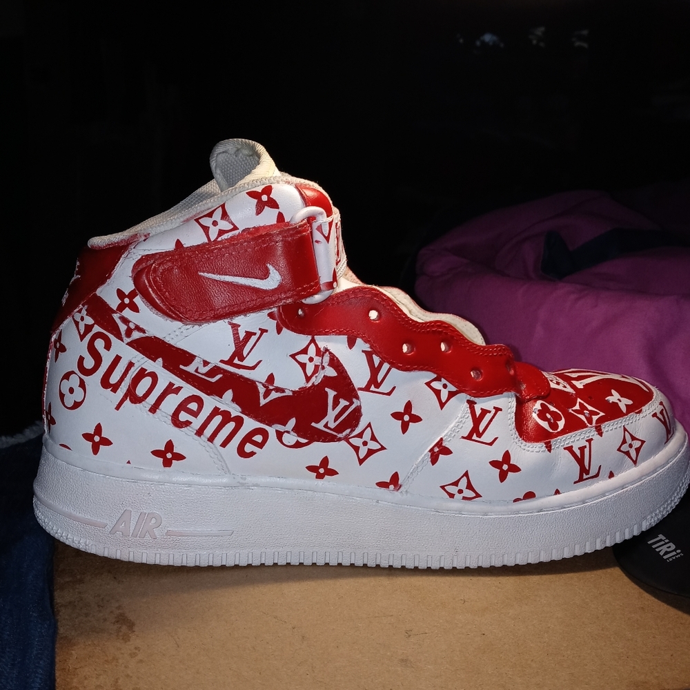 Louie Vuitton Supreme customs